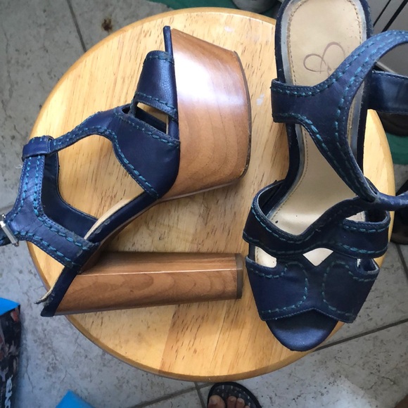 Jessica Simpson 6 in heels. - Picture 2 of 2